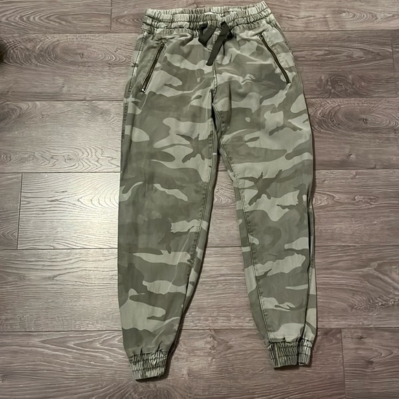 ☀️TNA green camo pants with zipper pockets & elastic waist and cuffs GUC - Picture 1 of 3